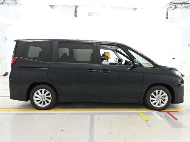 Toyota NOAH 2025 7013232-3