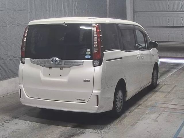 Toyota NOAH 2015 7013275-1