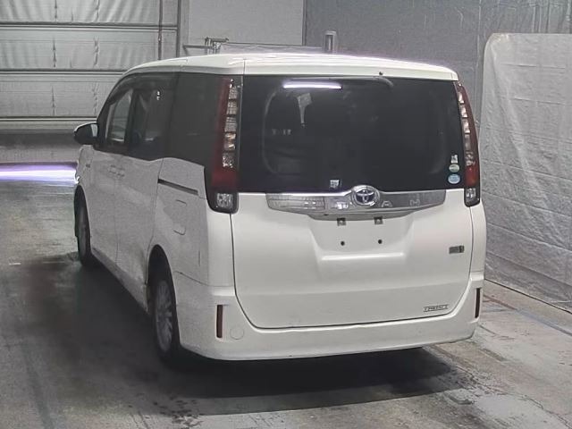 Toyota NOAH 2015 7013275-7