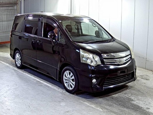 Toyota NOAH 2011 7013295-0