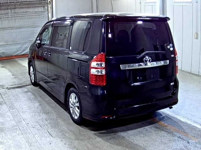 Toyota NOAH 2011 7013295-1