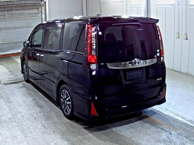 Toyota NOAH 2016 7013307-1