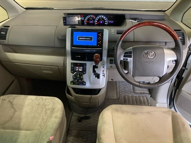 Toyota NOAH 2010 7013328-3