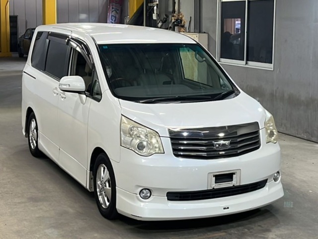 Toyota NOAH 2010 7013328-4