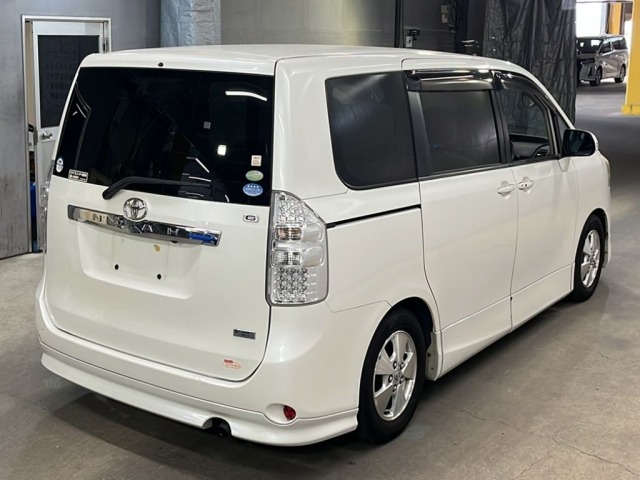 Toyota NOAH 2010 7013328-5