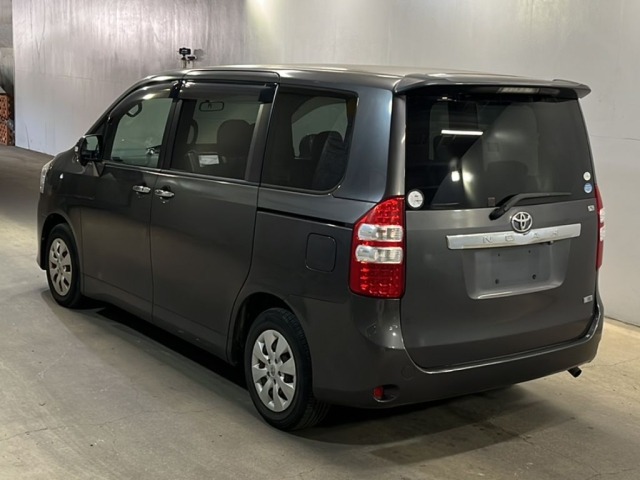 Toyota NOAH 2011 7013329-1