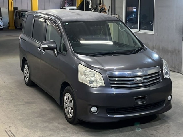 Toyota NOAH 2011 7013329-4