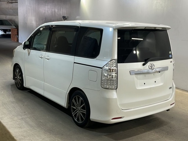 Toyota NOAH 2010 7013343-1
