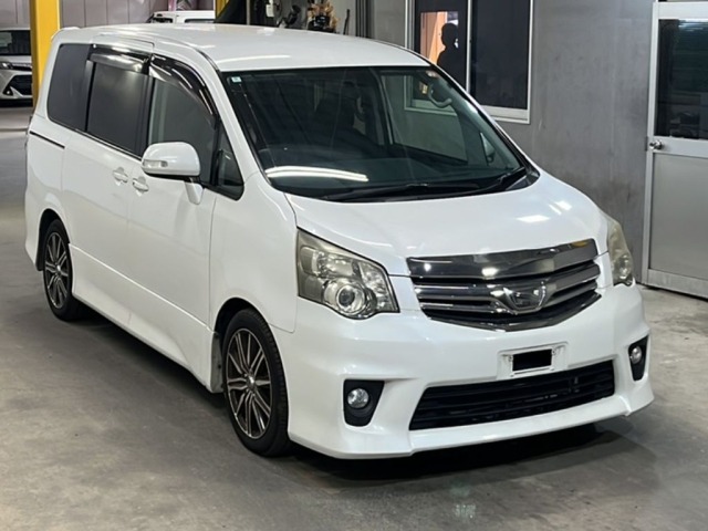 Toyota NOAH 2010 7013343-4