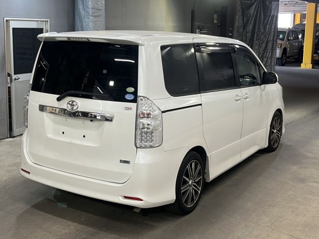 Toyota NOAH 2010 7013343-5