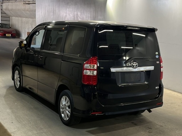 Toyota NOAH 2010 7013344-1