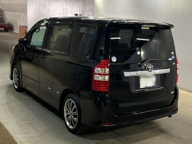 Toyota NOAH 2010 7013361-1