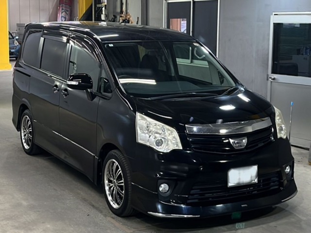 Toyota NOAH 2010 7013361-4