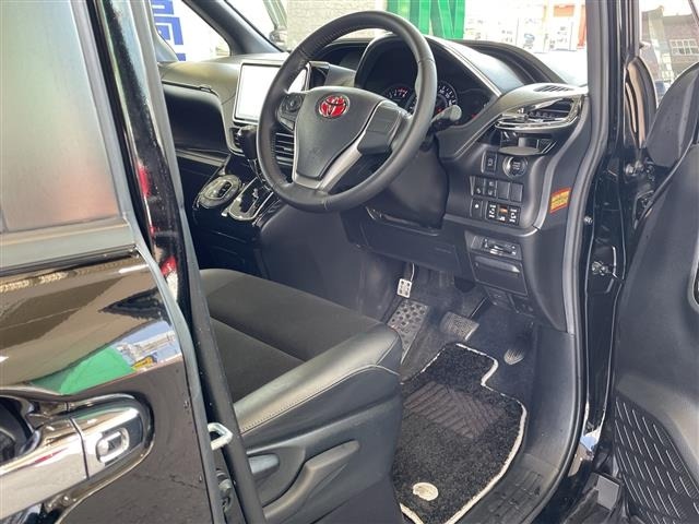 Toyota NOAH 2018 7013740-2