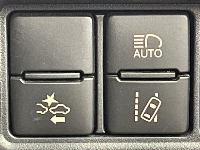 Toyota NOAH 2018 7014183-1