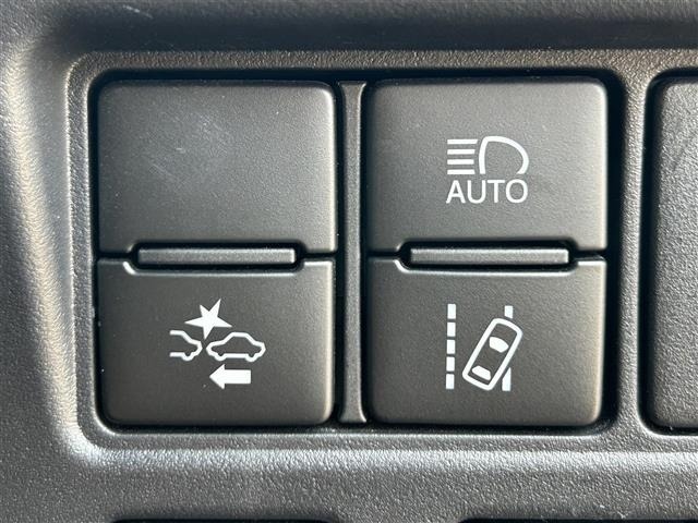 Toyota NOAH 2018 7014323-1