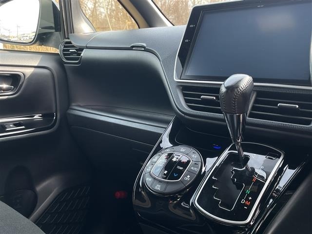 Toyota NOAH 2018 7014518-20