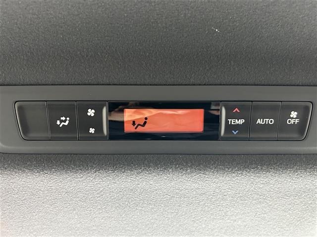Toyota NOAH 2018 7014630-1