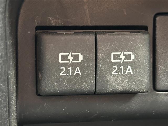Toyota NOAH 2018 7014630-2