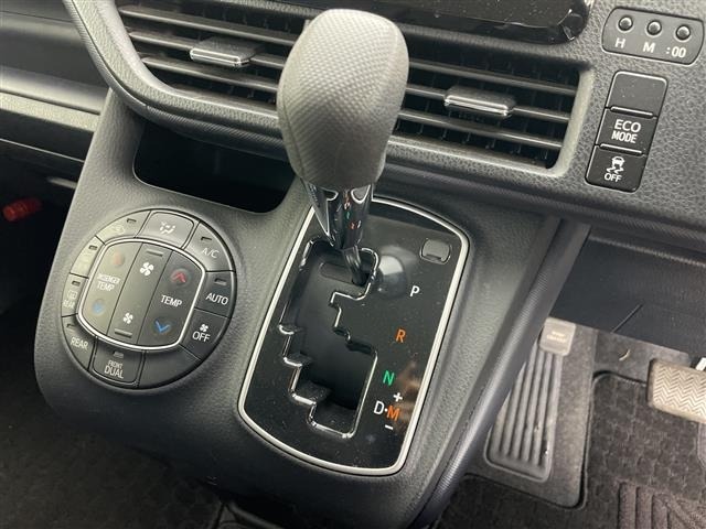 Toyota NOAH 2015 7015040-10
