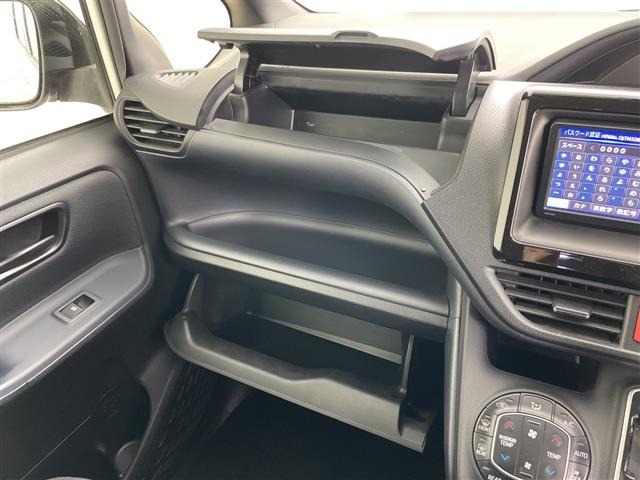 Toyota NOAH 2015 7015040-2