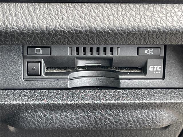 Toyota NOAH 2021 7015042-3