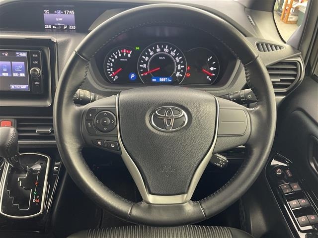 Toyota NOAH 2017 7015074-2