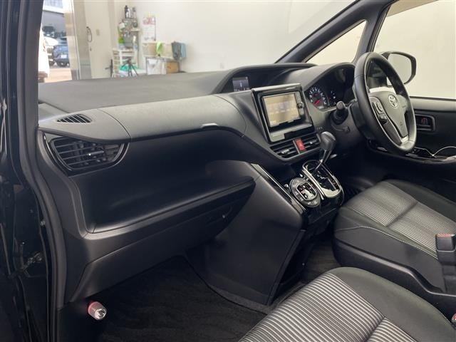 Toyota NOAH 2017 7015074-8