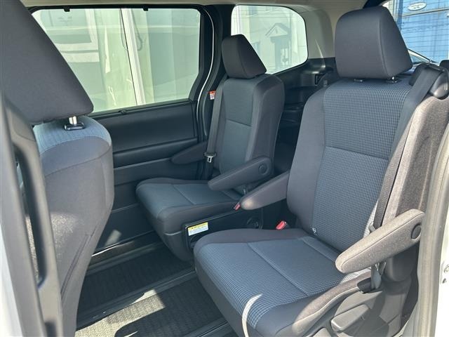 Toyota NOAH 2022 7015189-6