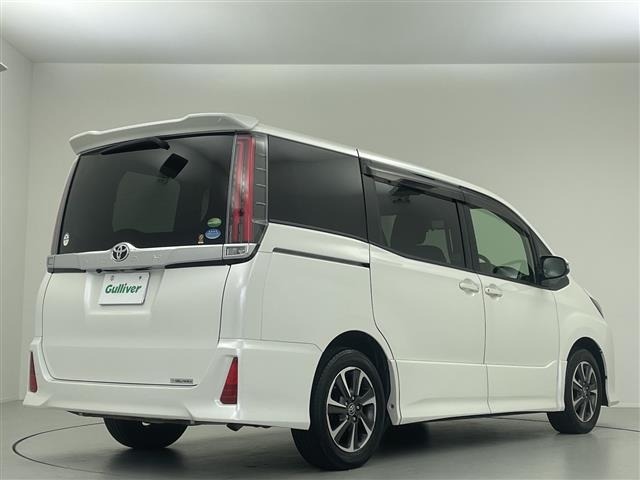 Toyota NOAH 2017 7015206-2