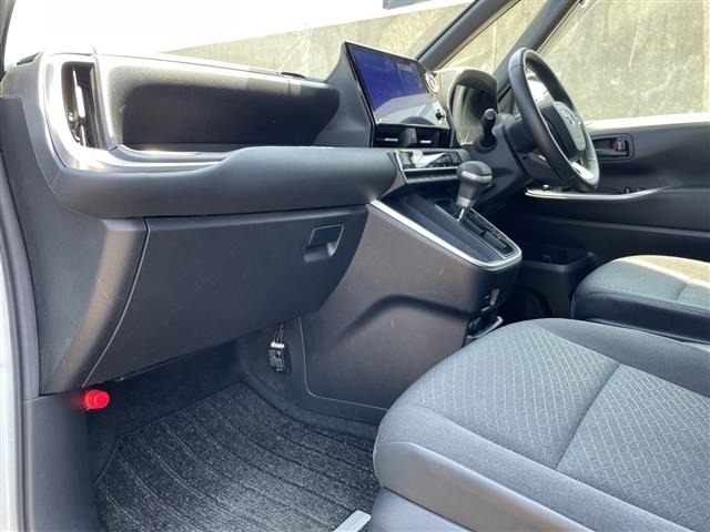Toyota NOAH 2022 7015370-22