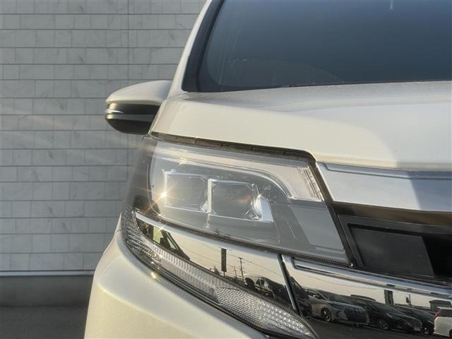 Toyota NOAH 2018 7015522-21