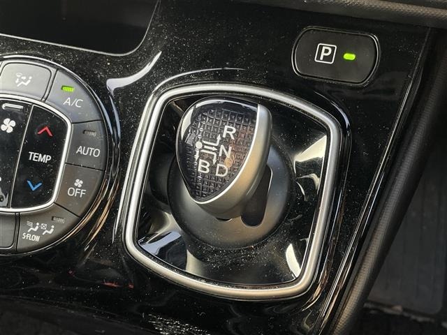Toyota NOAH 2018 7015522-5