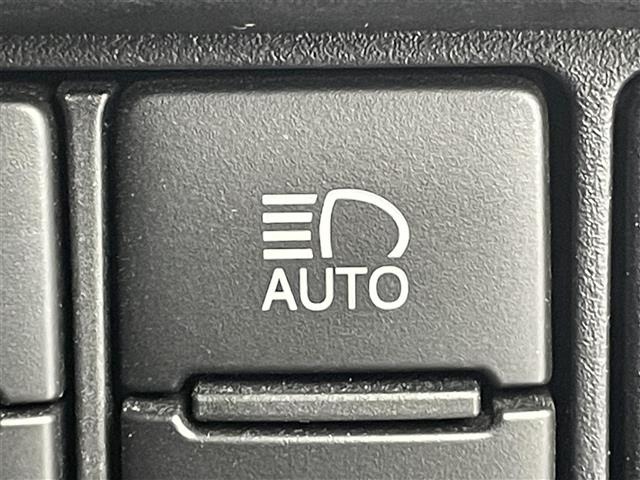 Toyota NOAH 2018 7015575-10