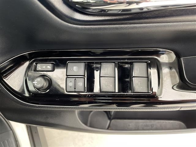 Toyota NOAH 2021 7015588-2