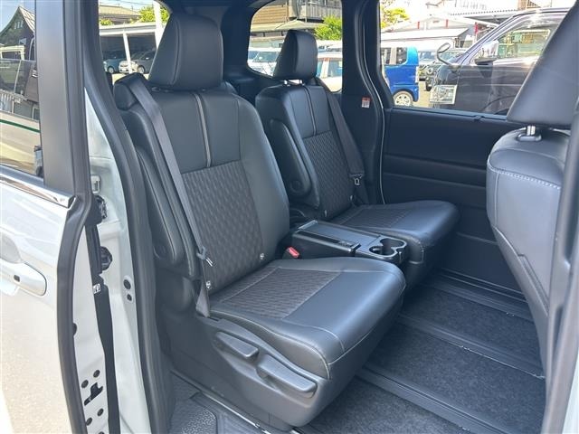 Toyota NOAH 2025 7015604-2