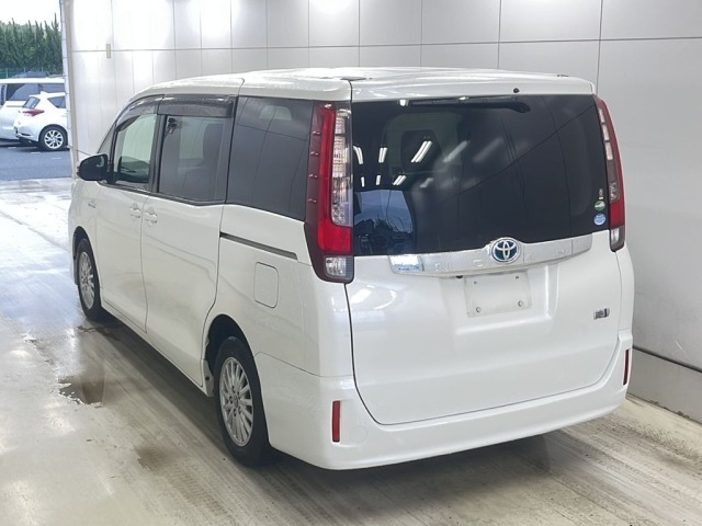 Toyota NOAH 2015 7015637-1