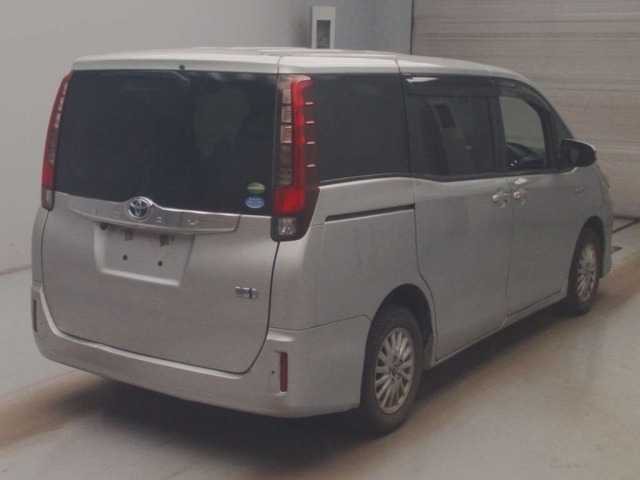 Toyota NOAH 2017 7015658-1
