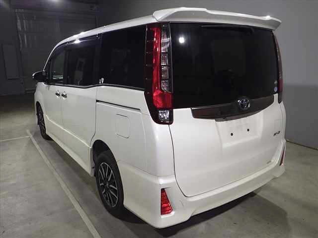 Toyota NOAH 2016 7015677-4