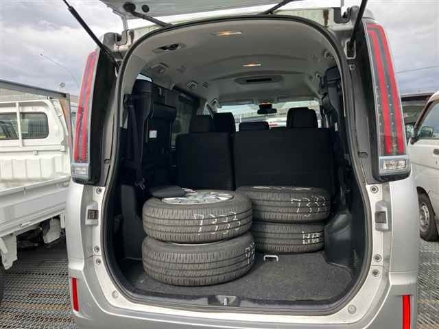 Toyota NOAH 2020 7015681-10