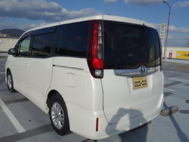 Toyota NOAH 2015 7015682-1