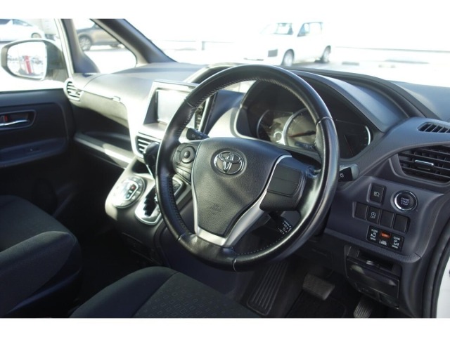 Toyota NOAH 2015 7015682-12
