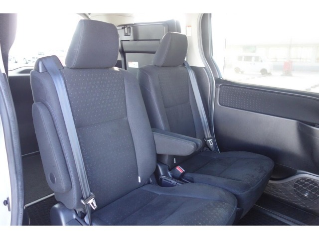 Toyota NOAH 2015 7015682-17