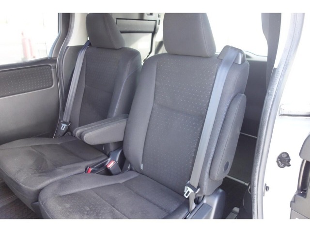 Toyota NOAH 2015 7015682-18