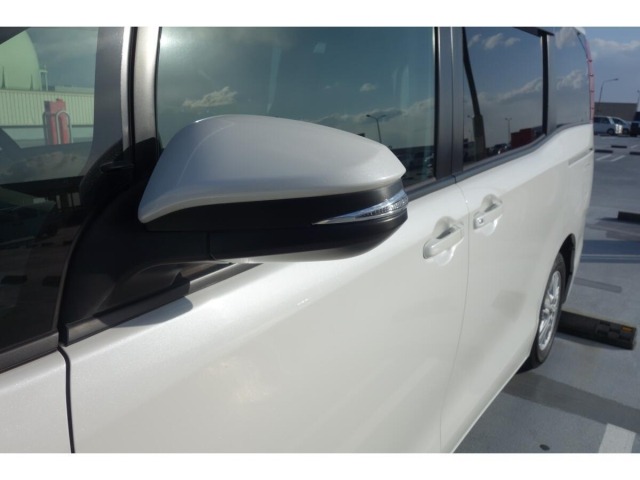 Toyota NOAH 2015 7015682-4