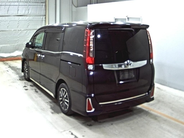 Toyota NOAH 2015 7015707-1