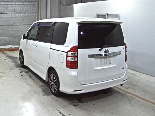 Toyota NOAH 2010 7015709-1