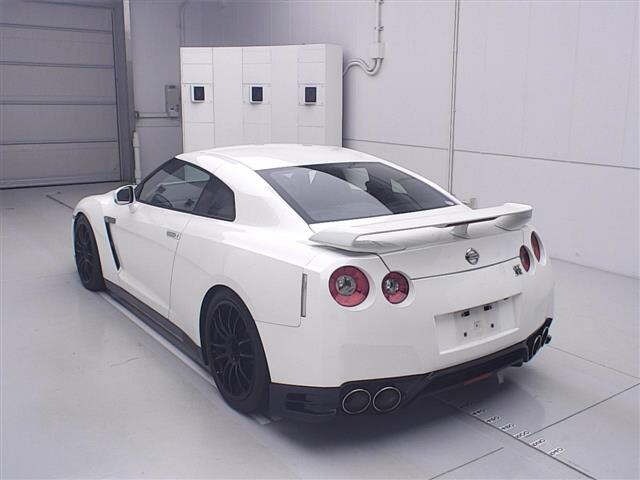 Nissan GT-R 2010 7024952-1