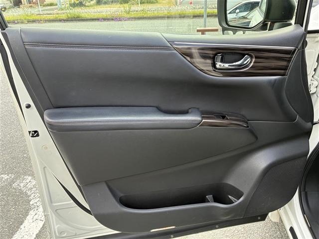 Nissan ELGRAND 2019 7044865-3