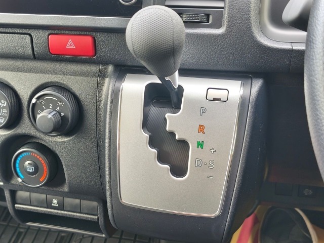 Toyota HIACE VAN 2026 7049275-11